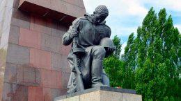 Монумент павшим в боях за Берлин советским воинам на военном мемориале в Трептов-парке в Берлине.