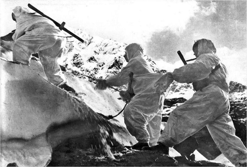 Воины-альпинисты под командованием лейтенанта А.С. Ефремова поднимаются по леднику для обороны горного перевала. Северный Кавказ, 1942 г.