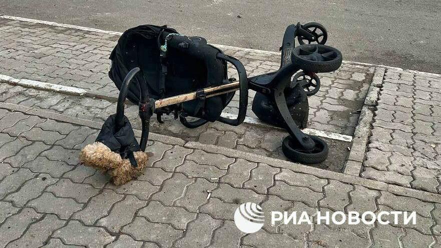 Окровавленная детская коляска в центре Белгорода. РИА НОВОСТИ