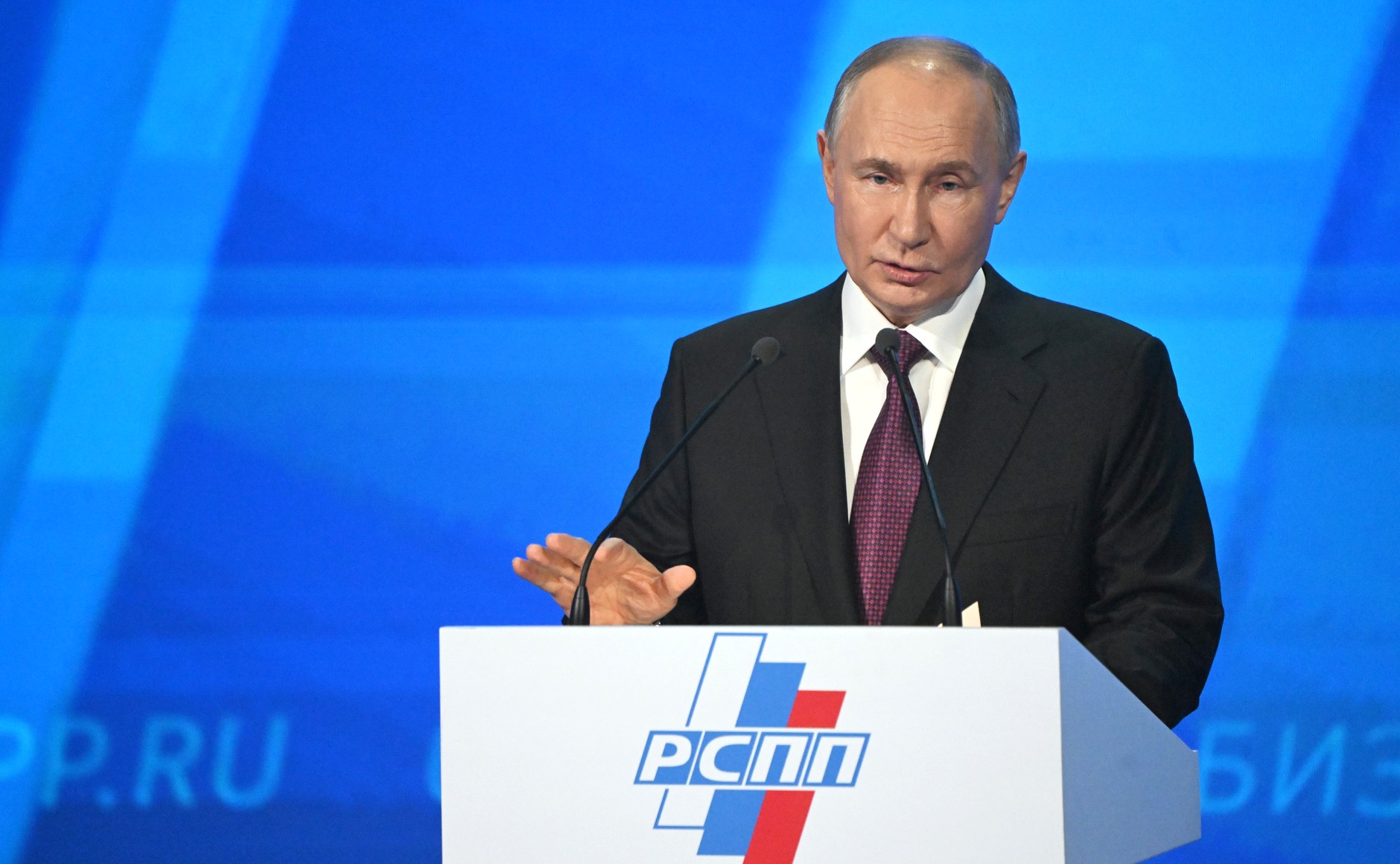 Владимир Путин призвал не решать дефицит кадров за счёт мигрантов