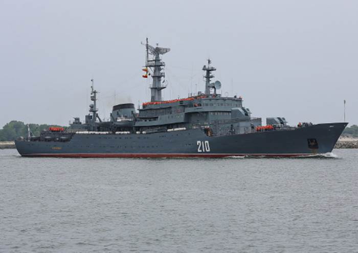 Учебный корабль «Смольный» завершил заход в порт Уолфиш-Бей (Намибия)