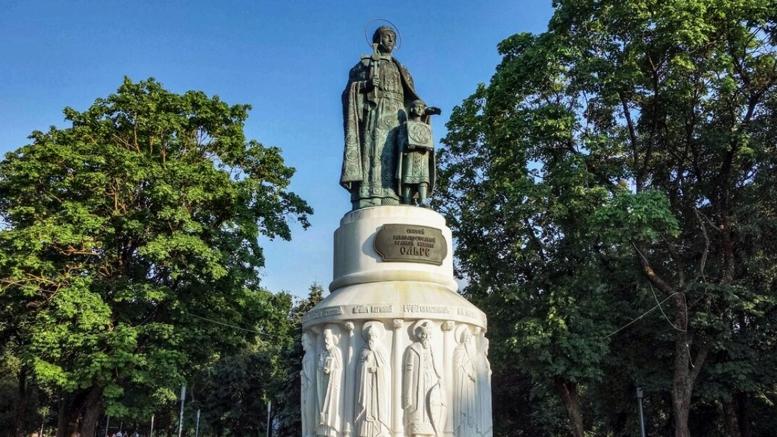 Памятник Княгине Ольге — работа скульптора Вячеслава Клыкова. Псков.
