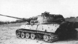 Подбитый в борт Pz.Kpfw VI Ausf. B «Тигр II», тактический номер 331, командира 3-й роты Рольфа фон Вестернхагена 501-го батальона тяжелых танков , действовавшего в составе 1-го танкового корпуса СС. Подбит батареей СУ-100 под командованием капитана Васильева (1952-й самоходно-артиллерийский полк). На борту виден номер (93) советской трофейной команды. Венгрия, район озера Балатон