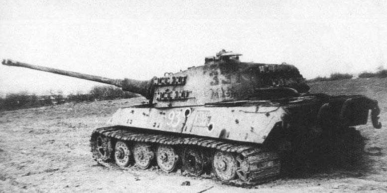 Подбитый в борт Pz.Kpfw VI Ausf. B «Тигр II», тактический номер 331, командира 3-й роты Рольфа фон Вестернхагена 501-го батальона тяжелых танков , действовавшего в составе 1-го танкового корпуса СС. Подбит батареей СУ-100 под командованием капитана Васильева (1952-й самоходно-артиллерийский полк). На борту виден номер (93) советской трофейной команды. Венгрия, район озера Балатон