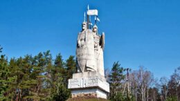 Памятник "Великому стоянию" на берегу Угры.