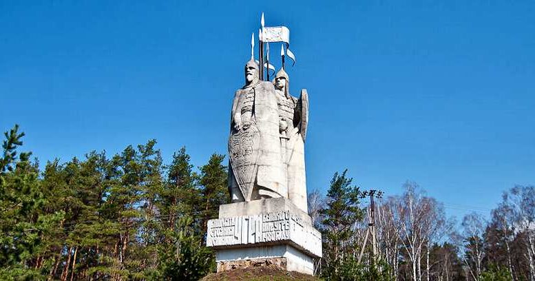 Памятник "Великому стоянию" на берегу Угры.