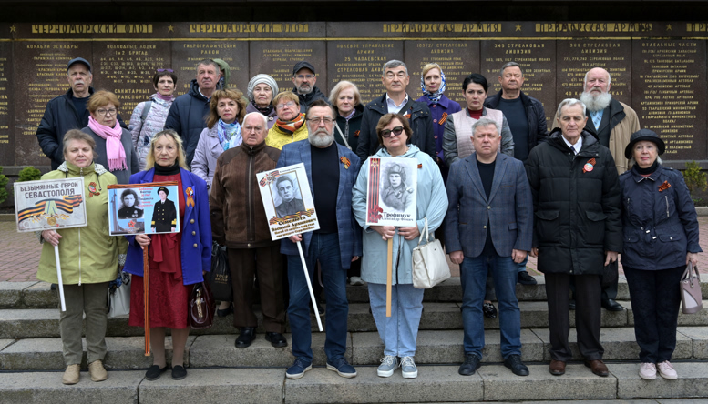 Правдиво писать историю современности